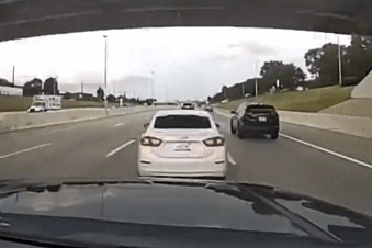 Cảnh sát dùng thiết bị đặc biệt khống chế xe tội phạm trên cao tốc