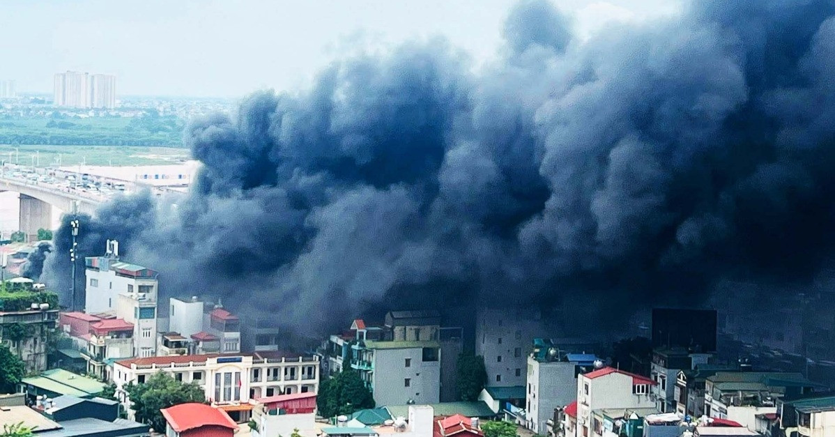 Cháy lớn tại bãi xe ở Hà Nội, khói bốc đen đặc ...