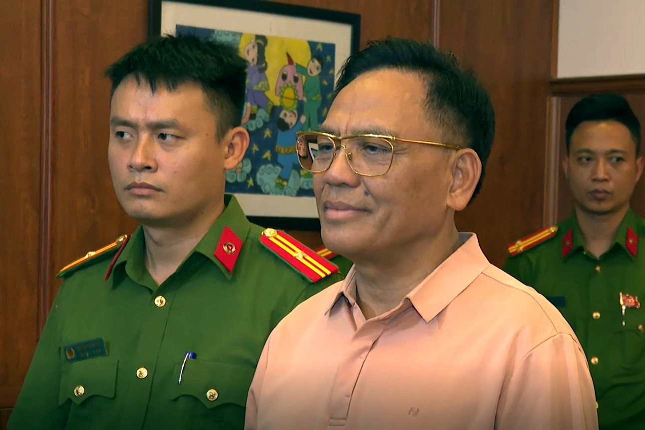 Clip Công an Thanh Hóa khám xét khẩn cấp nơi làm việc của 'bầu' Đoan
