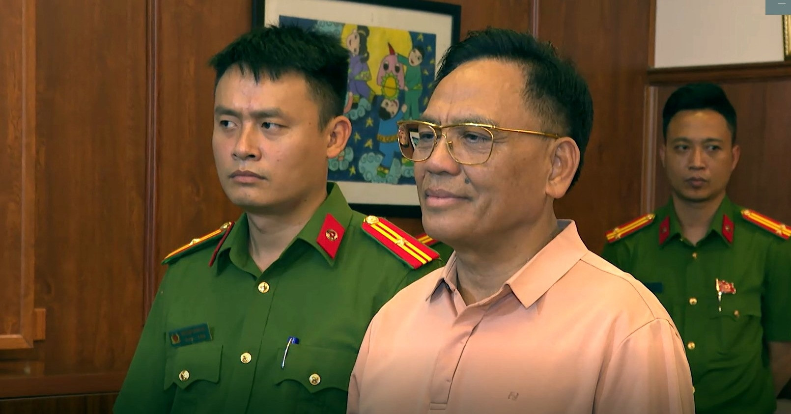 Clip Công an Thanh Hóa khám xét khẩn cấp nơi làm việc của &amp;apos;bầu&amp;apos; Đoan