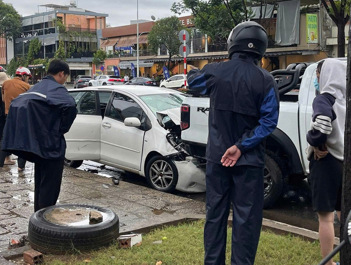 Clip ôtô gây va chạm liên hoàn ở TPHCM, 1 người bị thương.jpg