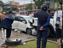 Clip ôtô gây va chạm liên hoàn ở TPHCM, 1 người bị thương.jpg