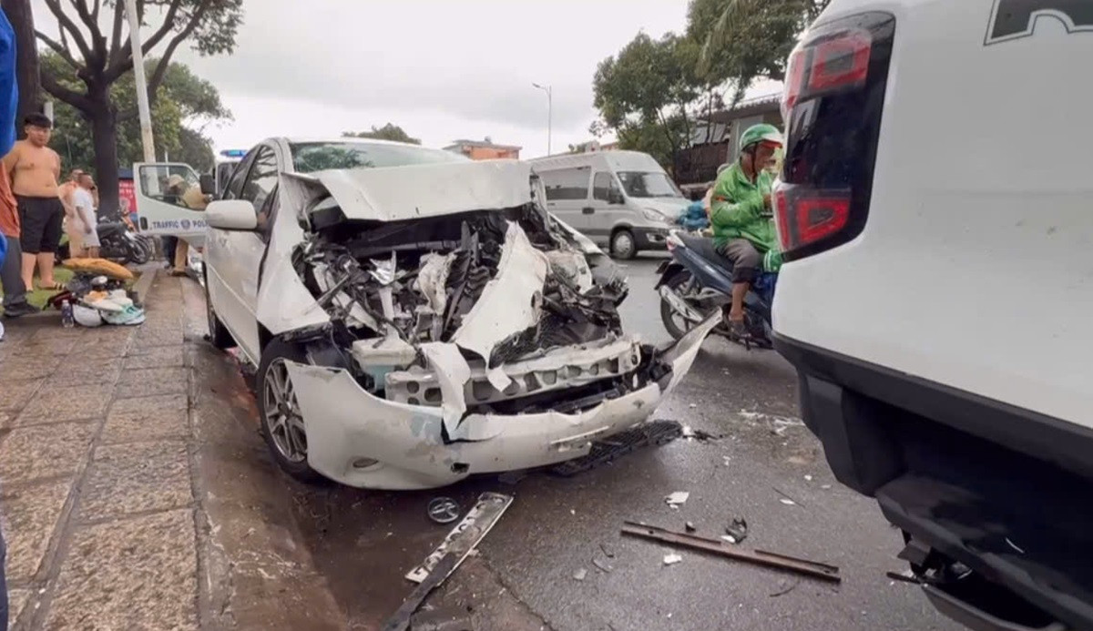 Clip ôtô gây va chạm liên hoàn ở TPHCM, 1 người bị thương..jpg