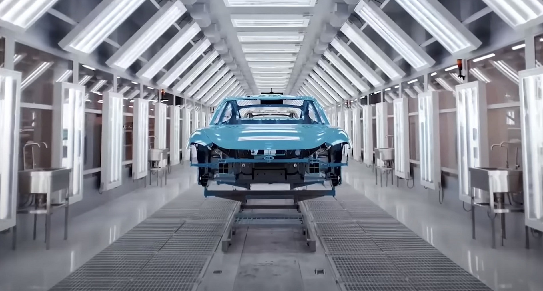 Công ty Trung Quốc khiến cả Apple lẫn Tesla gục ngã