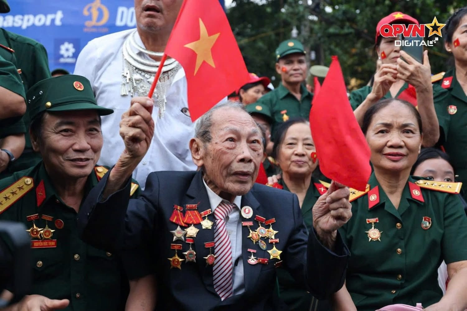 Cụ ông 98 tuổi đi xem diễu binh, mắt đỏ hoe trong phút giây lịch sử