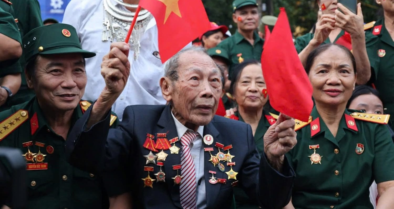 Cụ ông 98 tuổi đi xem diễu binh, mắt đỏ hoe trong phút giây lịch sử