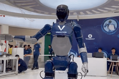 Dàn robot hình người đang gây sốt tại Triển lãm thành tựu 80 năm
