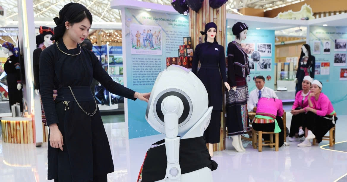 Dàn robot hình người đang gây sốt tại Triển lãm thành tựu 80 năm