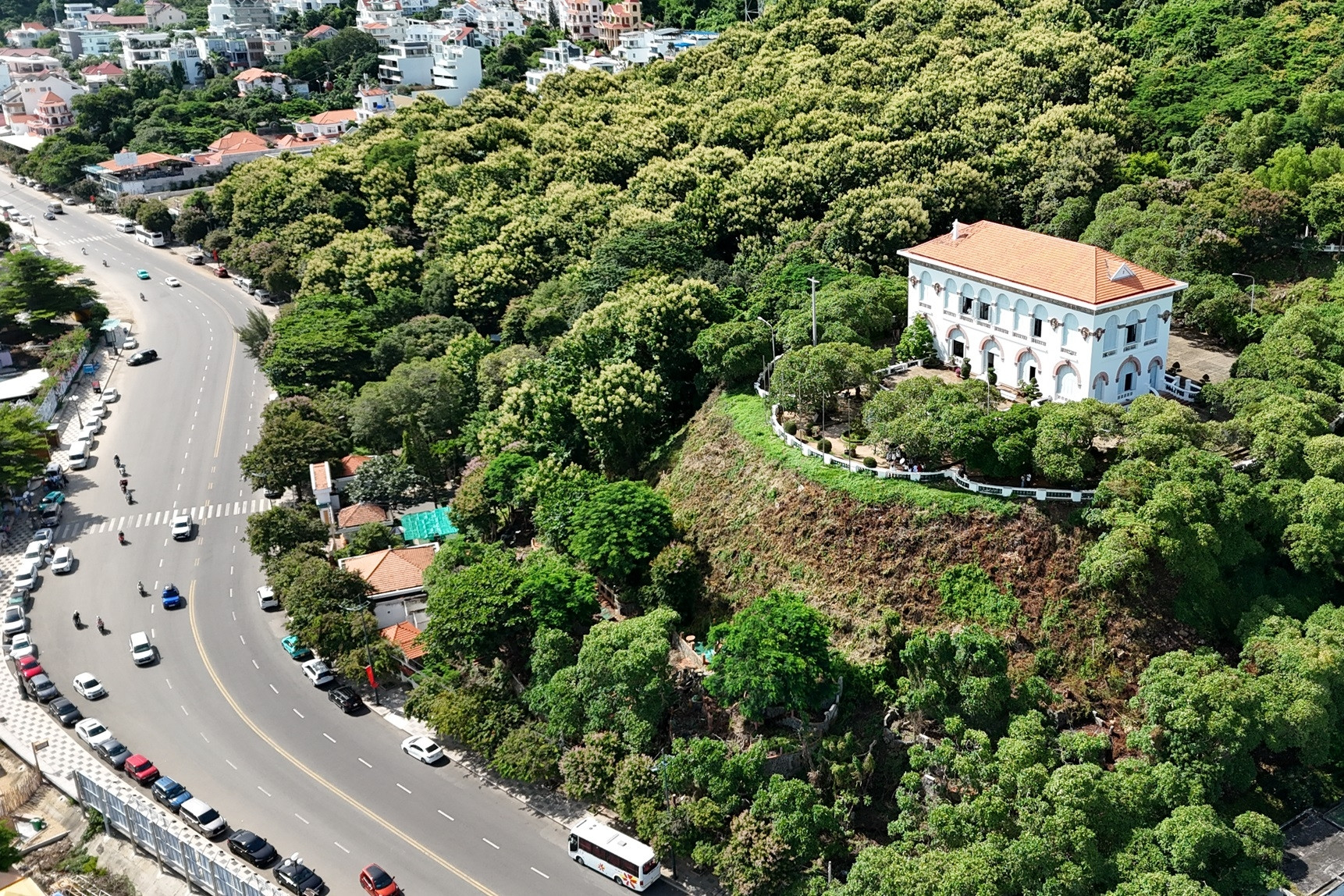 Dinh thự màu trắng bên bờ biển và câu chuyện ít người biết về vua Thành Thái