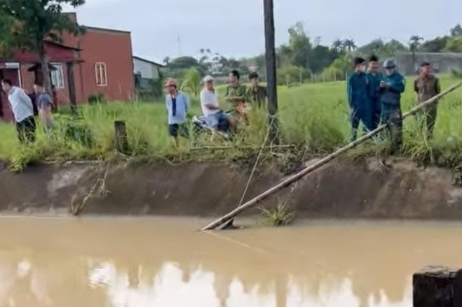 Đôi nam nữ lao xuống kênh sau trận cãi vã giữa đêm