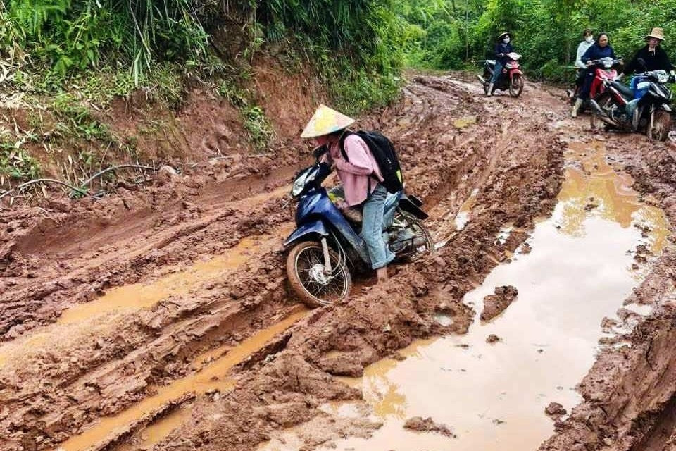 Đường đến trường ‘vừa đi, vừa ngã’ của giáo viên cắm bản ở Điện Biên