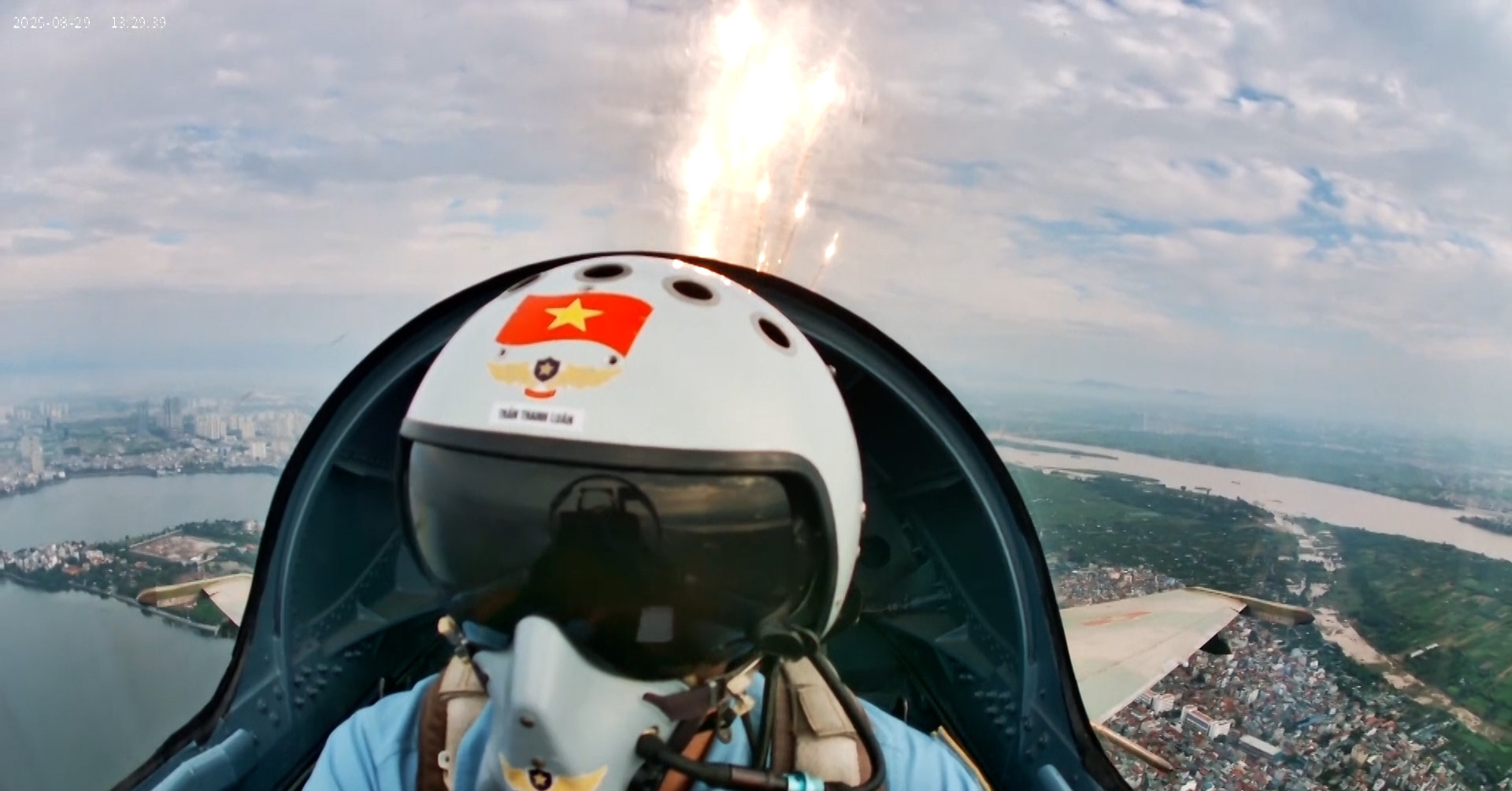 Khoảnh khắc phi công Su-30MK2, Yak-130 tỏa sáng trên Quảng trường Ba Đình