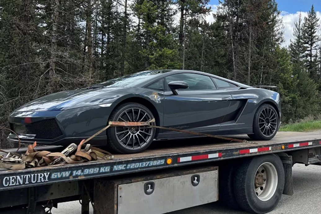 Lái Lamborghini của mẹ đi đua, 'cậu ấm' bị cảnh sát tịch thu xe, phạt nặng