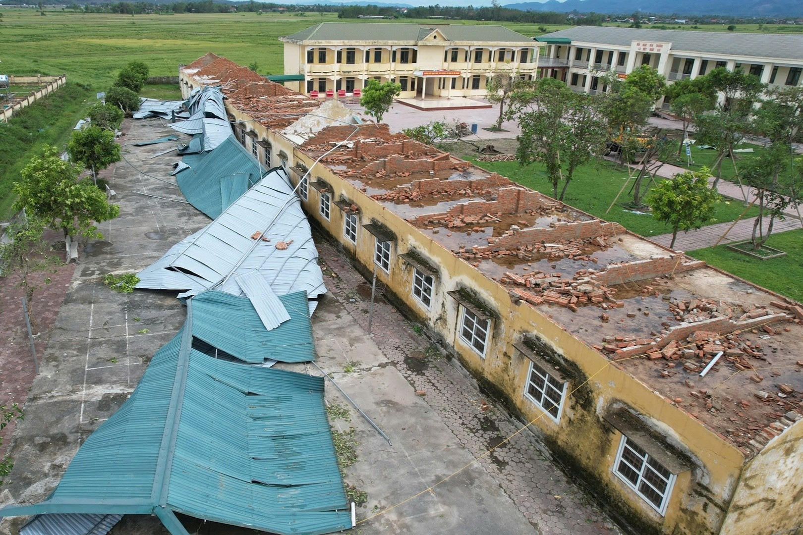 Lặng người nhìn trường học đổ sập, thầy hiệu trưởng xin lỗi học sinh