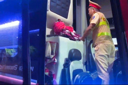 Mở cửa kiểm tra xe khách 24 chỗ, 'bất ngờ' với cảnh tượng bên trong