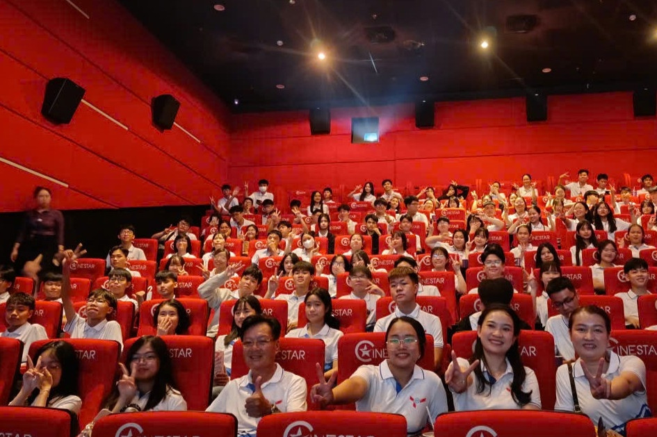 Một trường mua vé cho tất cả học sinh đi xem miễn phí phim 'Mưa đỏ'