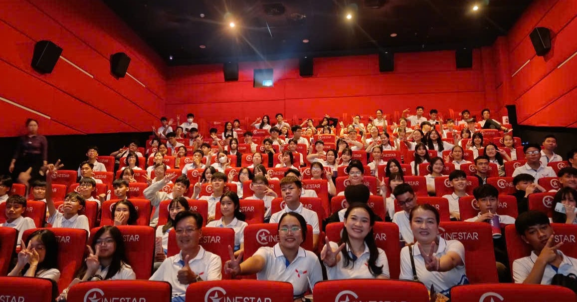 Một trường mua vé cho tất cả học sinh đi xem miễn phí phim