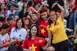 Người dân nhận quà tặng 100.000 đồng qua tài khoản kết nối VNeID hoặc trao trực tiếp
