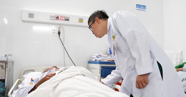 Người đàn ông phẫu thuật khẩn lấy mảnh xương lạc vào gan