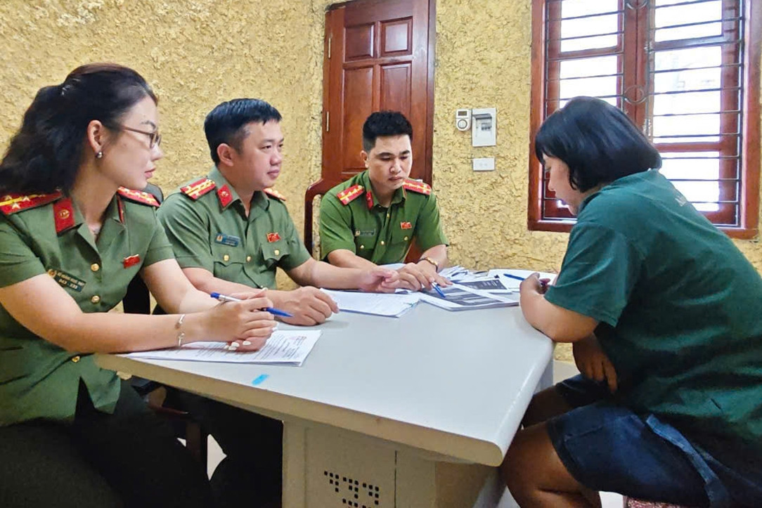 Người phụ nữ rao bán ‘giấy mời xem diễu binh' và sự thật đằng sau