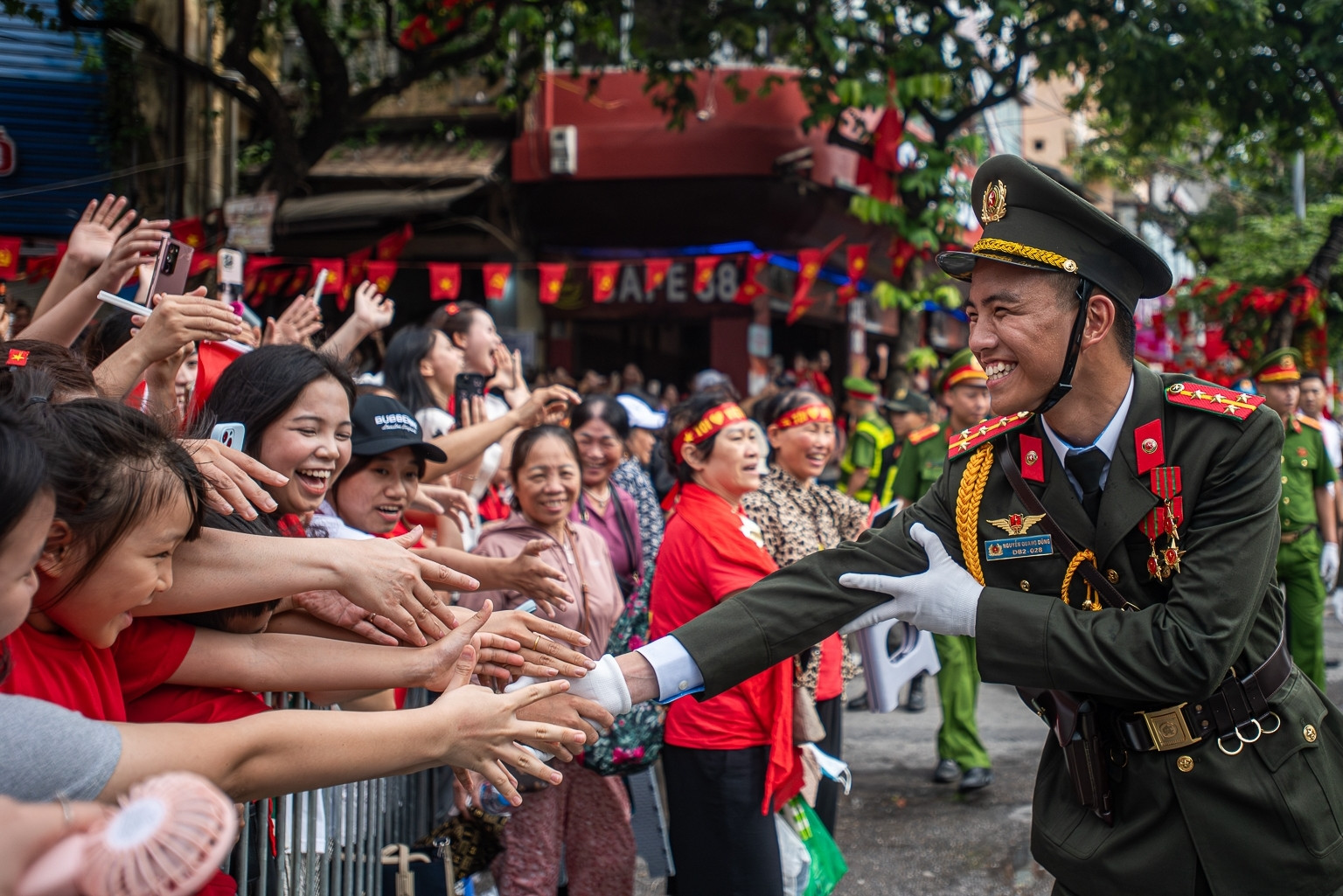 Những bàn tay quyến luyến sau tổng duyệt diễu binh, diễu hành