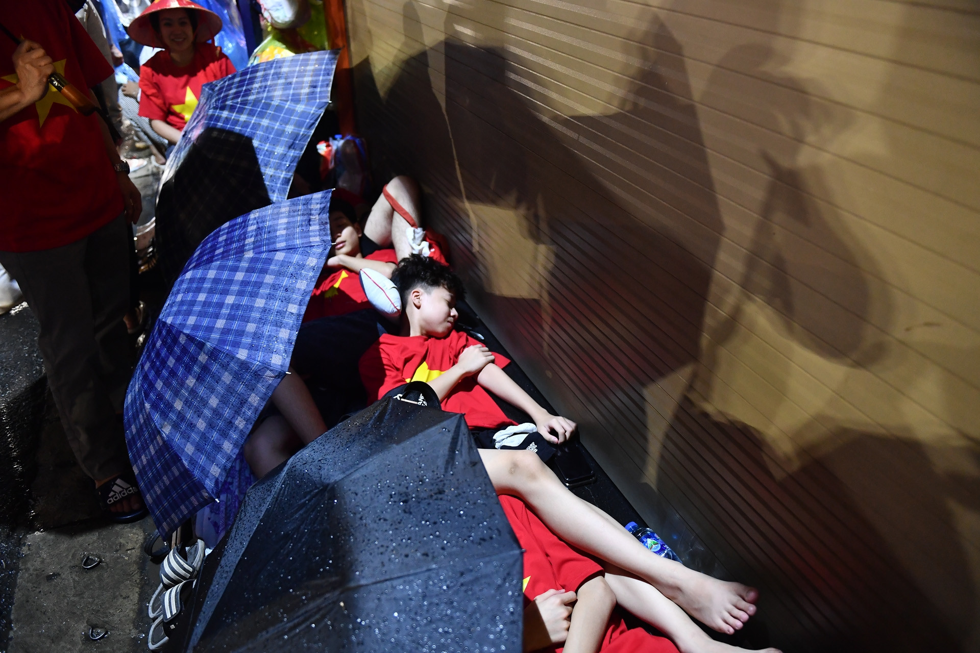 Những giấc ngủ vội chờ xem tổng duyệt diễu binh trên vỉa hè Hà Nội