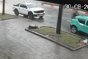 Sau va chạm với xe máy, nữ tài xế hốt hoảng đánh lái tông phải ô tô