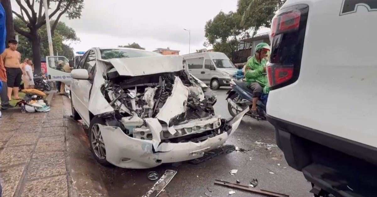 Sau va chạm với xe máy, nữ tài xế hốt hoảng đánh lái tông phải ô tô