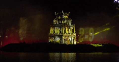 Tháp Rùa rực sáng trong đêm, người dân chen kín hồ Hoàn Kiếm chiêm ngưỡng