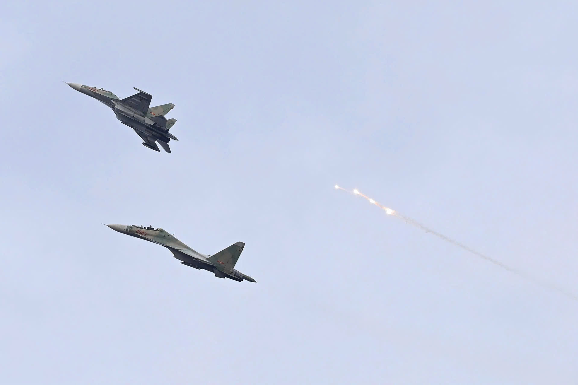 Tiêm kích Su-30 đồng loạt thả bẫy nhiệt trên bầu trời Hà Nội