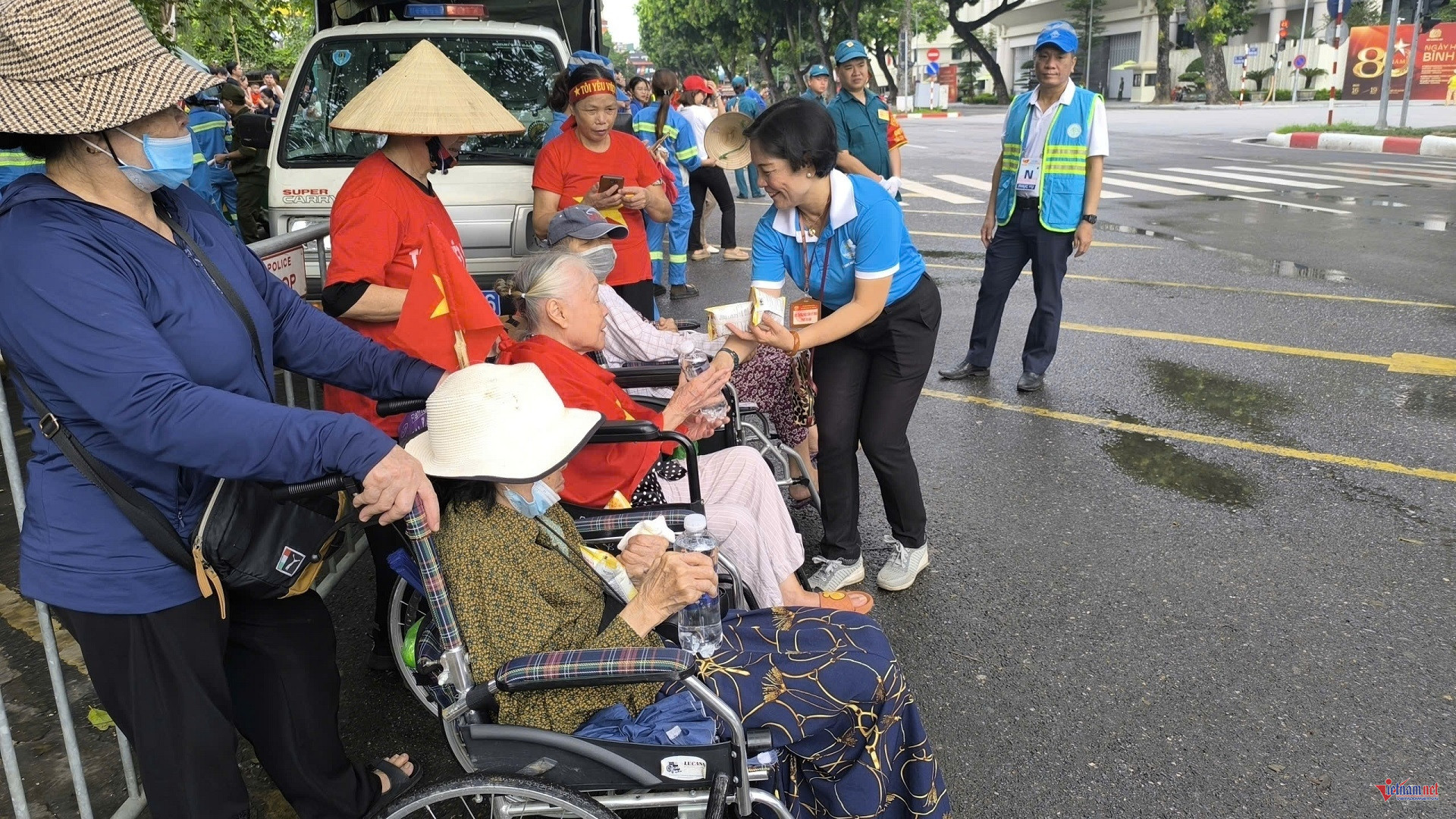 W-Phát bánh cho ngơpfi già.jpg