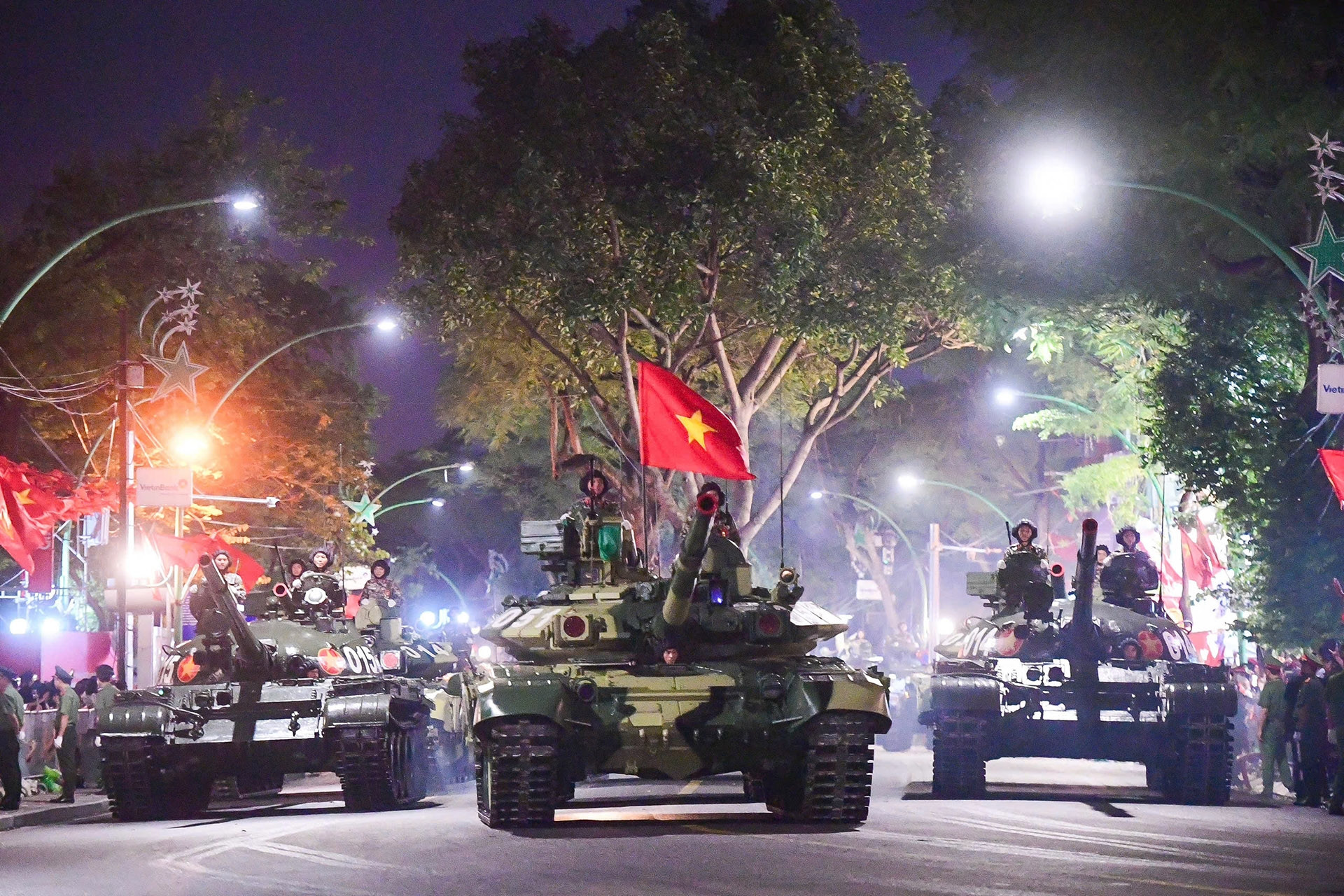 Xe pháo, khí tài và khối diễu binh hành quân từ tinh mơ vào Quảng trường Ba Đình