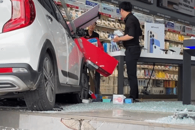 Bản tin trưa 31/8: Nữ tài xế điều khiển ô tô lao thẳng vào cửa hàng CellphoneS