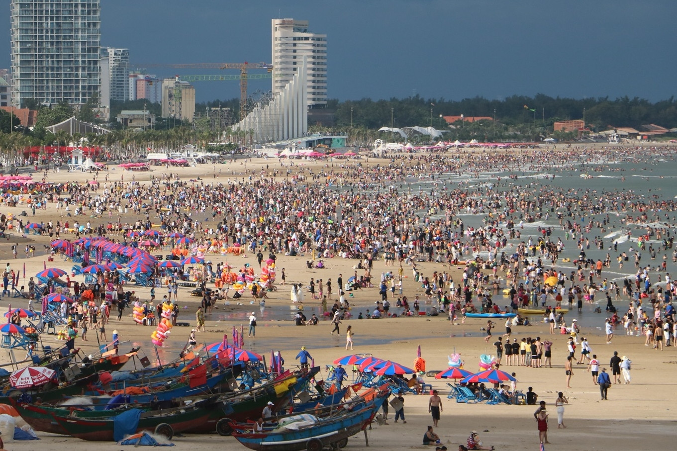 Hàng chục nghìn người tới Vũng Tàu tắm biển trong ngày thứ 2 kỳ nghỉ lễ 2/9