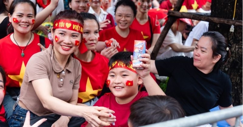 ‘Vươn cao cùng Việt Nam’: 20.000 hộp Ovaltine tiếp sức trẻ em xem diễu binh 2/9