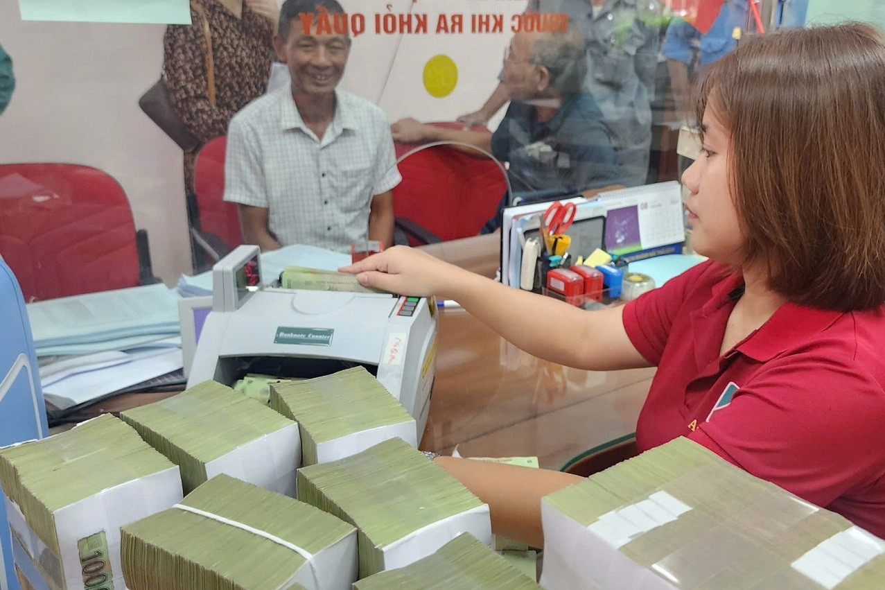 Ngân hàng làm việc xuyên lễ để kịp chi trả quà 2/9 cho người dân