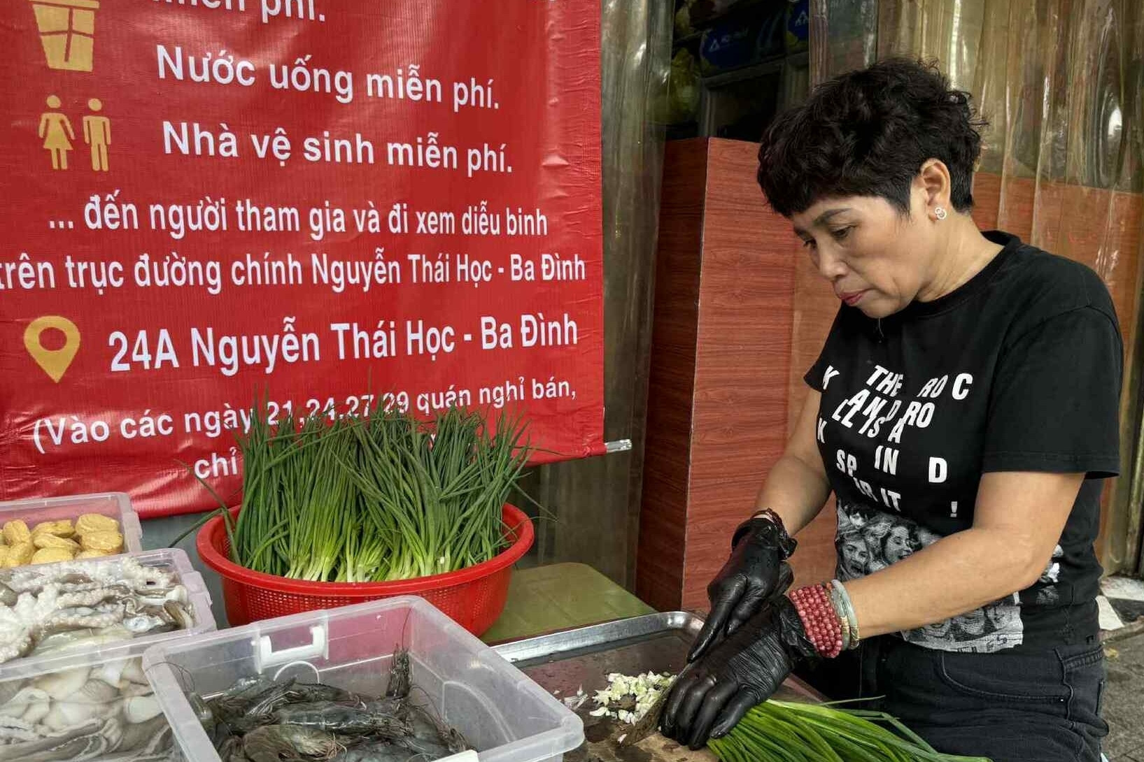Ấm lòng hàng quán Hà Nội hỗ trợ bữa ăn, chốn ngủ cho khách xem diễu binh