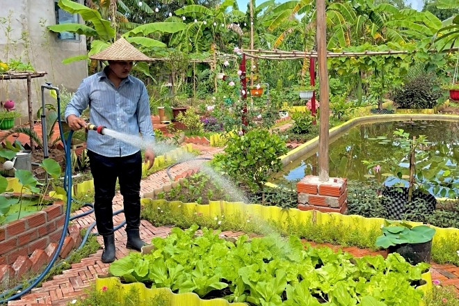 Chàng trai Vĩnh Long bỏ phố về quê, biến đất hoang thành khu vườn ai cũng ao ước