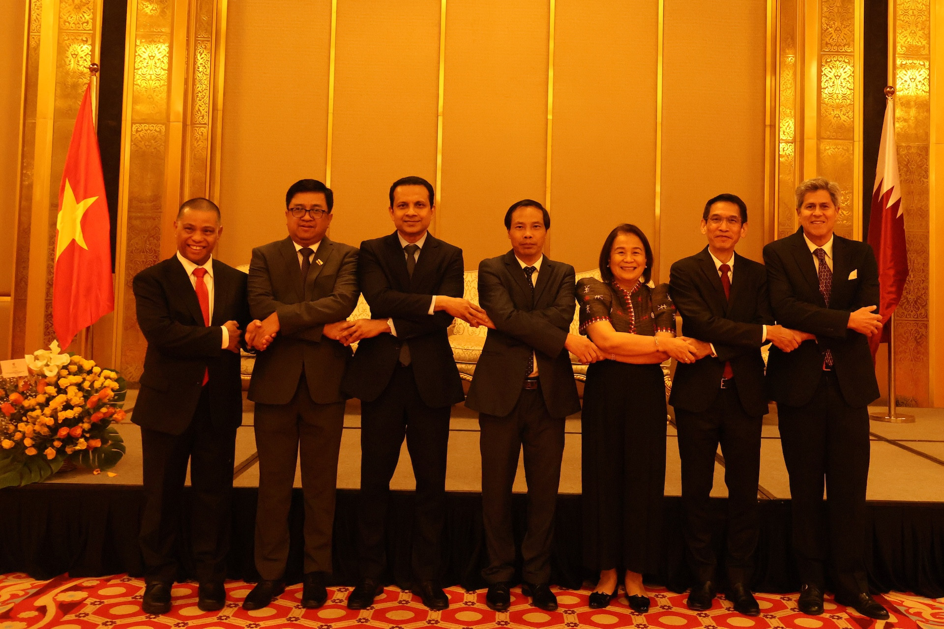 Đại sứ Nguyễn Huy Hiệp cùng Đại sứ một số nước tại Qatar chụp ảnh lưu tại Lễ Kỷ niệm lần thứ 79 Quốc khánh nước CHXNCN Việt Nam.JPG