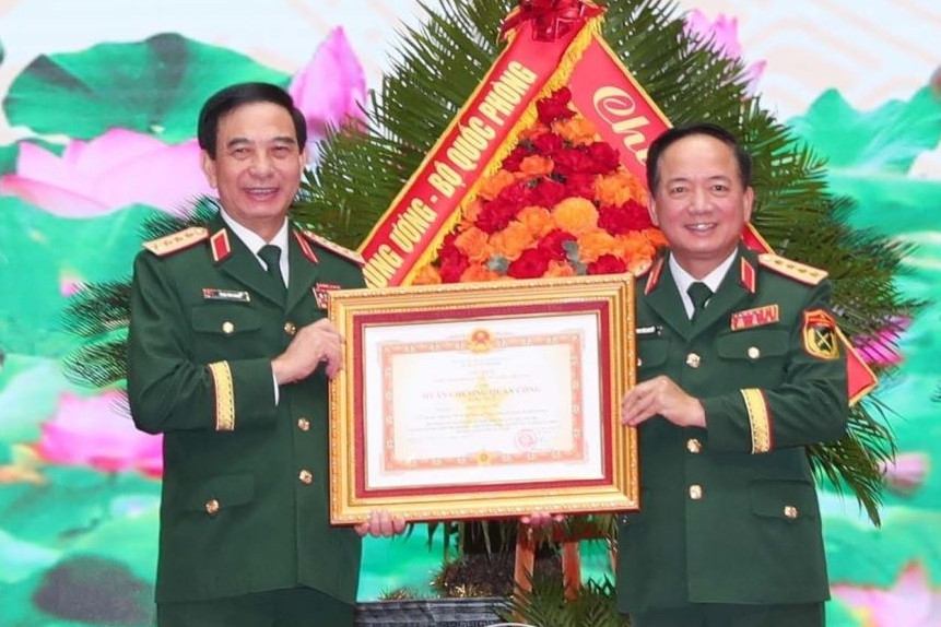 Đại tướng Phan Văn Giang và nhiều lãnh đạo Bộ Quốc phòng nhận Huân chương Quân công