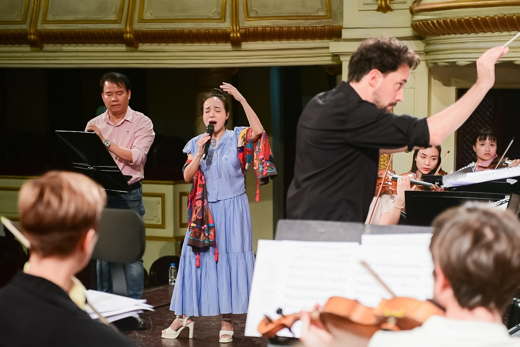 Điều còn mãi 2025: NSƯT Lan Anh và các ca sĩ say mê tập luyện với nhạc trưởng người Pháp