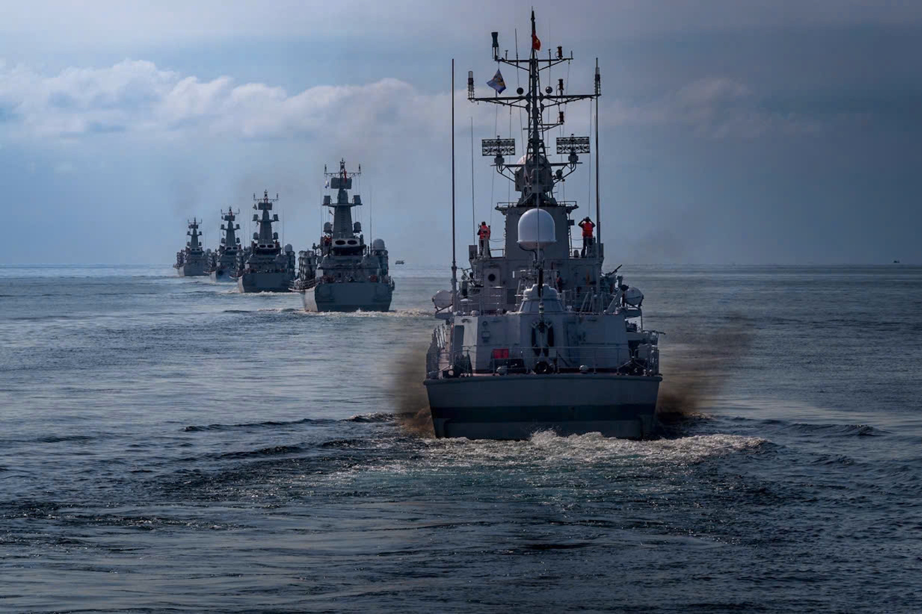 Hải quân phô diễn sức mạnh dưới biển, trên không trong lễ diễu binh trên biển