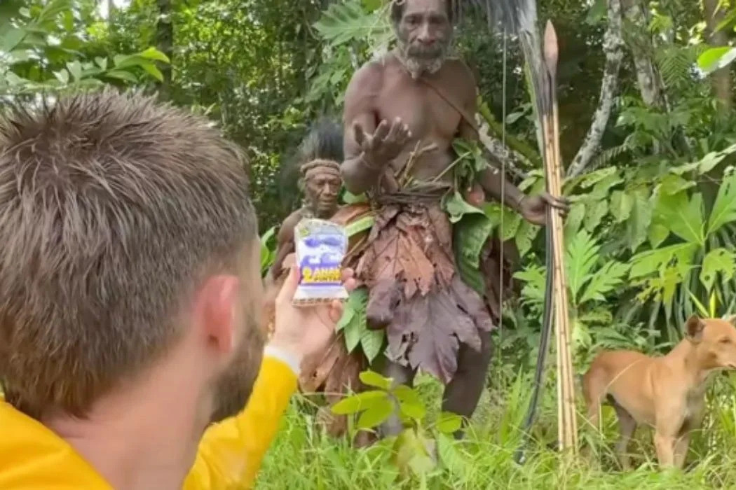 Lợi dụng bộ lạc bí ẩn để 'câu view', nam du khách bị chỉ trích dữ dội