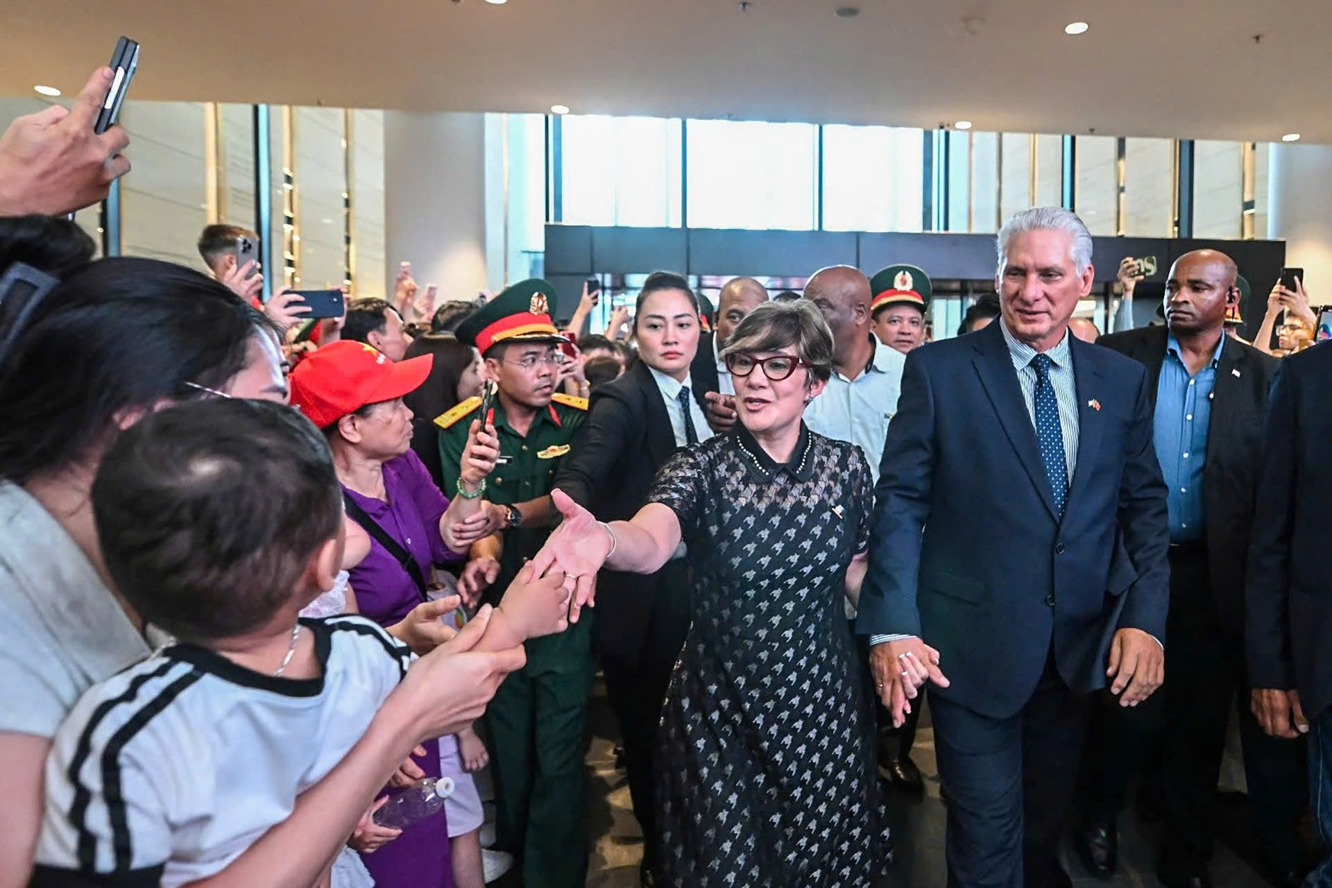 Người dân Việt Nam hô vang 'Viva Cuba' khi gặp Bí thư thứ nhất, Chủ tịch Cuba