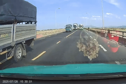 Nóng trên đường: Ô tô chạy ẩu, lấn làn như chỗ không người