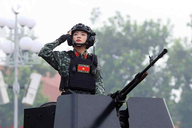 Nữ chiến sĩ đứng trên xe bọc thép diễu binh, thần thái tự tin 'gây sốt'