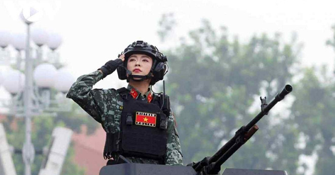 Nữ chiến sĩ đứng trên xe bọc thép diễu binh, thần thái tự tin &amp;apos;gây sốt&amp;apos;