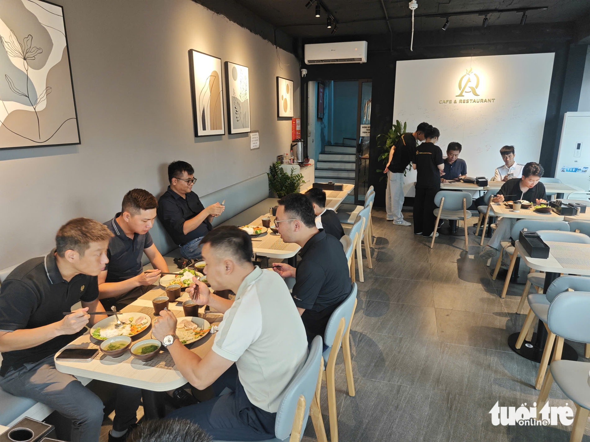 Quán cơm trên đường Huỳnh Thúc Kháng sẵn sàng tiếp đón các cựu chiến binh với những bữa cơm miễn phí Tuổi trẻ On.png