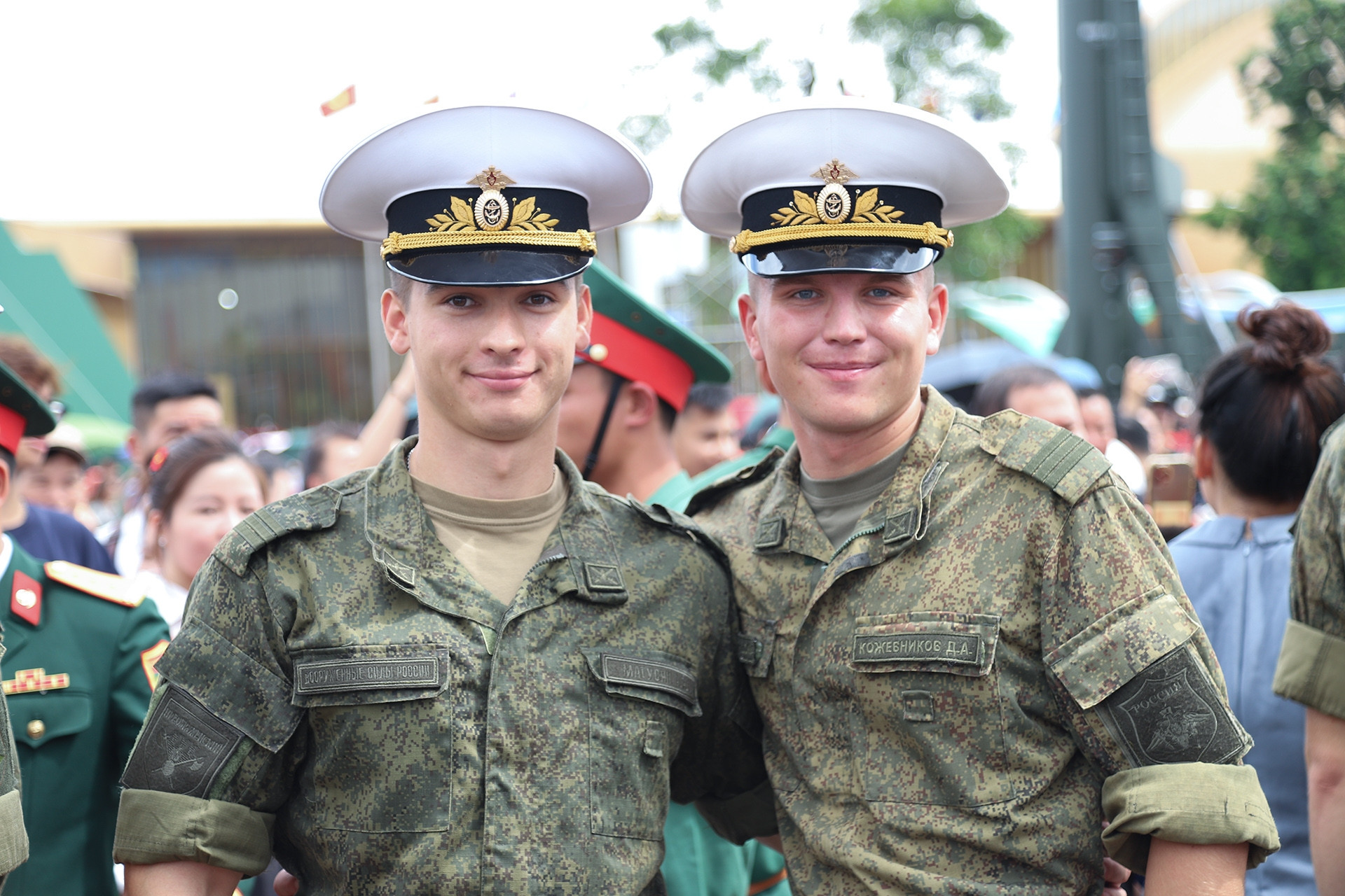 Quân nhân diễu binh Nga, Lào, Campuchia vào Lăng viếng Bác, xem vũ khí của Việt Nam