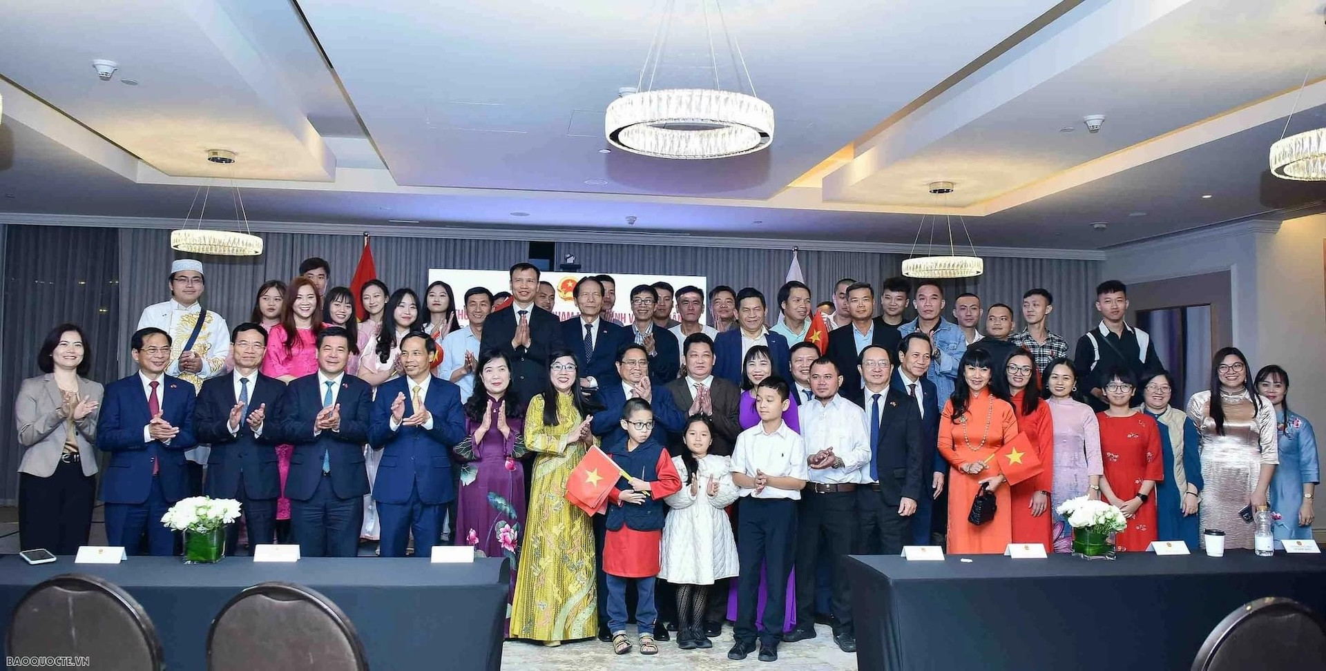 Thủ tướng Chính phủ Phạm Minh Chính và Phu nhân cùng các thành viên đoàn chính thức chụp ảnh lưu niệm cùng cán bộ, nhân viên Đại sứ quán và cộng đồng người Việt N.JPG